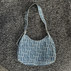 Vintage väska - Säljer denna jättefina vintage väskan i super skick. Jeans aktigt material med finst mönster<3