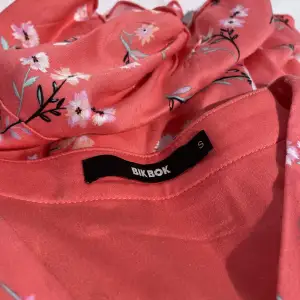 Omlottklänningen i ett supermjukt tyg med söta blommor från BikBok! Aldrig använd. Funkar utmärkt som en ”cover up” på stranden.🥰✨