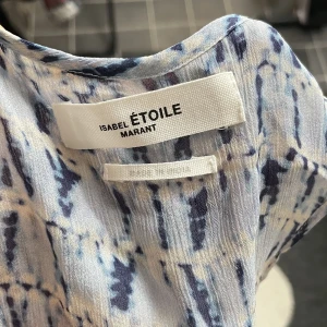 Marant blus - Säljer min ascoola Isabel Marant blus då jag använder den för lite. Jag vet att det har funnits en supersöt underdel till men jag säljer endast denna!! Den är supercool med flera unika detaljer!!