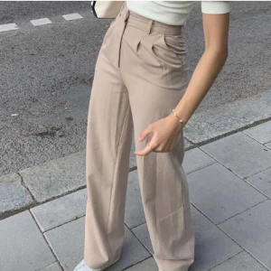 Kostymbyxor - Säljer dessa jättefina beigea kostymbyxor i stl 36. Köpta för 499 kr säljer för 120 kr <3