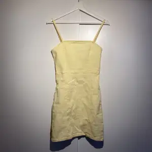 Gul klänning från H&M, figurnära passform, ganska kort om man är som mig en lång tjej. Divided lappen är bortklippt.