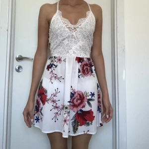 Sommarklänning - Justerbara band i ryggen. Jag är 172 och den sitter lite över mina knän. Lite genomskinligt material.  Använd 1 gång