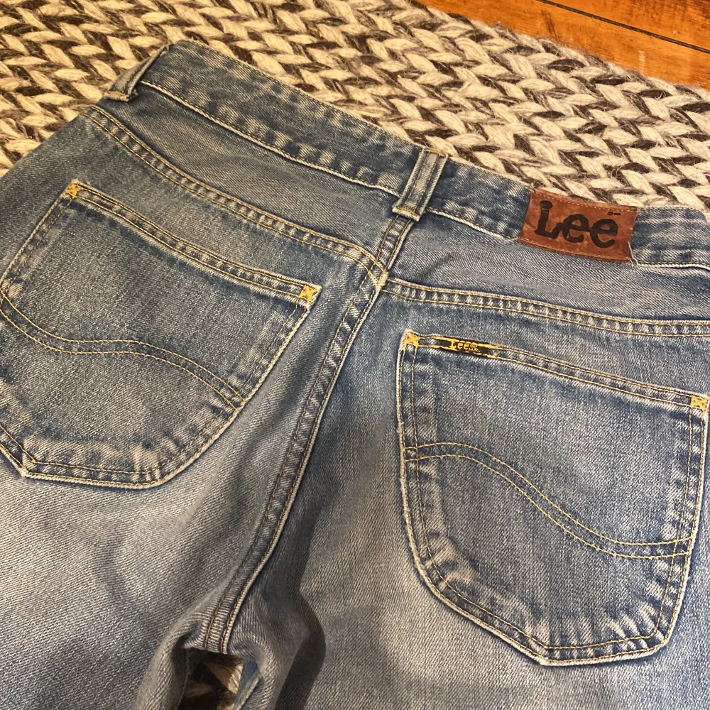 säljer dessa as snygga lee jeans  pga av felköp. köpta här på plick, sparsamt andvända och bra skick. lite slitna vid hälarna. strlk 36/38. innerbenslängd: 80 cm. midja sida till sida: 36 cm. hör av dig vid intresse. (köparen betalar frakt) ❤️. Jeans & Byxor.