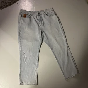 Ljusblå jeans - Ljusblå jeans från SHEIN utan några hål eller slitningar på knäna, i strl XXL, troliga i storleken, helt oanvända pga att dom är alldeles för stora för mig. Nypris 300kr