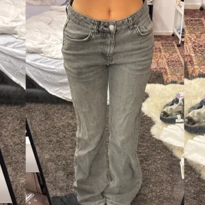 söta jeans  - försökte få med hela byxorna på första bilden, bra skick använt 4 gånger.