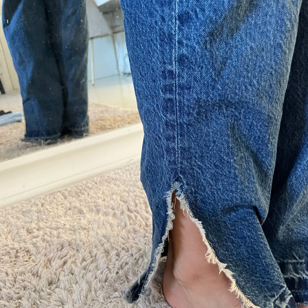 Superfina mörkblå jeans från zara med slits på yttersidorna. Perfekt i längden på mig som är 175cm lång. . Jeans & Byxor.