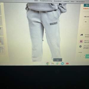 Jag säljer nu mina hoodrich mjukis byxor då det inte är min stil längre och ej kommer till användning. Som ny skick använda 1-3 gånger ! Köptes på JD sport för ca 700! 