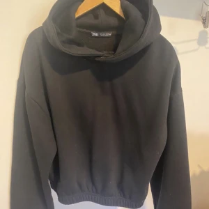 Kort huvtröja - Kort huvtröja med elastisk omslutning vid ärmarna och midjan. 