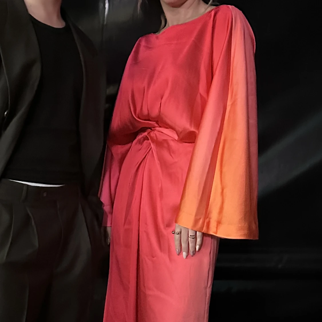 Långklänning i skiftande fräger