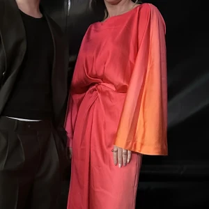 Långklänning i skiftande fräger - Från HM studio-kollektion 2023 Endast använd 1 gång 