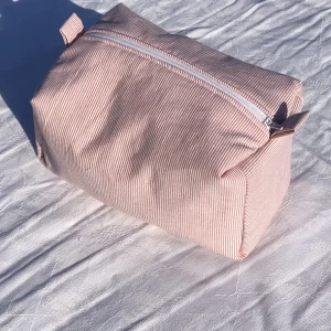 HEMTILLVERKADE NECESSÄRER 💘 - En necessär i tyget ”polka” ❤️ Jag kan mötas upp eller leverera inom Lund kommun annars står köparen för frakten. För mer information: kika in min Instagram: sewingsbymaia Betalning sker via Swish 💌