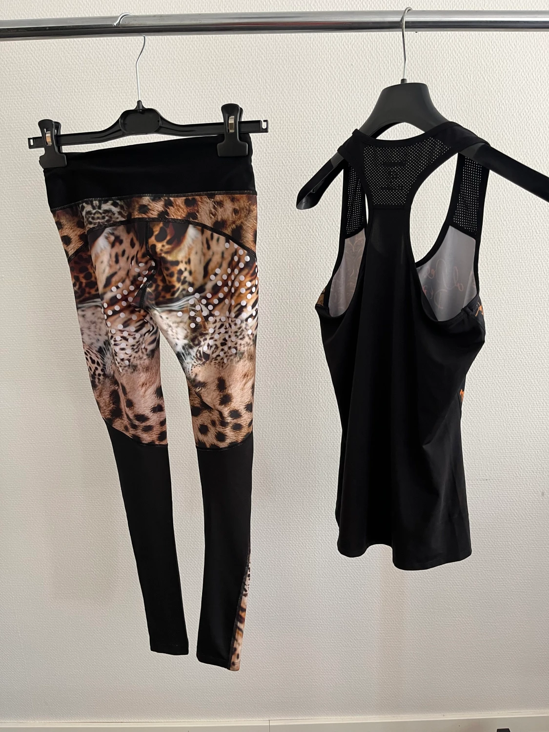 Leggings och en svart topp - 90