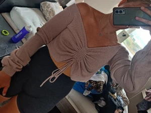 Stickad croptop  - Storlek XS men passar även mig som är en S. Knytband i midjan så man väljer själv hur croppad man vill att toppen ska vara. En litet hål under ena armen, går att fixa för den som orkar ☺️ i övrigt i fint skick. Går att ha både som offshoulder & på axlarna