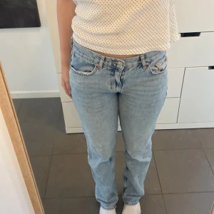 Low waist jeans - Ljus blåa, låg midjade jeans som har bootcut. Säljer dem pga att de blivit för små för mig. Har du frågor så kontakta gärna!💕
