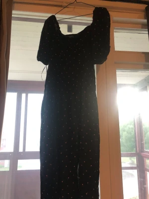 Lång sommarklänning med slits  - Säljer en fin sommarklänning från H&M💕 säljer den då den inte kommer till användning, passar perfekt till sommarn 