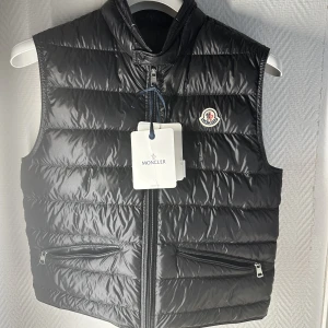 Moncler väst - Jag har valt att sälja min Moncler väst för att den blivit för lite för mig. Köpt på NK i gbg 2022. Passar bra, använd 5 ggr ungefär.  Tveka inte! Bara hör av er! /Mvh Elias  