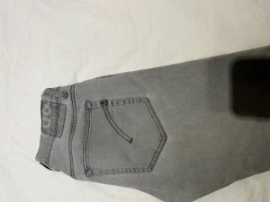 Dondup  - Snygga dondup jeans i storlek 29. Perfekta till sommarsäsongen. Skulle uppskatta jeansen som små i storleken.