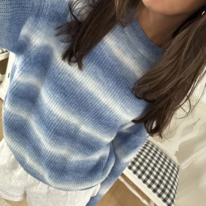 Stickad tröja - Säljer denna jätte fina stickade tröja som jag köpte på en affär i Frankrike💕