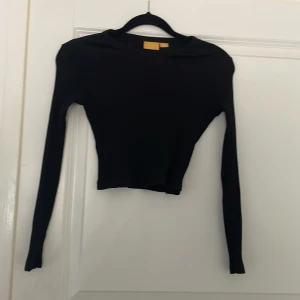 Svart tajt tröja - Fin svart ribbad  tröja 