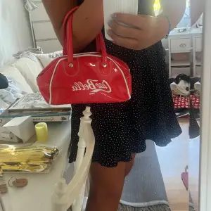 Söt liten röd väska från en butik i Italien. Pris kan förhandlas
