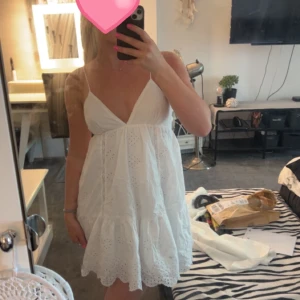 Zara klänning - Säljer denna jättefina klänning från zara, storlek M men är snarare en xs/s. 200kr 🩷