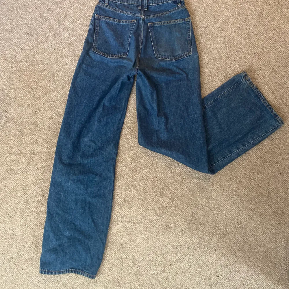 Fina mörkblå jeans från Lindex som har använts ca 2 år. Inger slitage men säljer då det inte riktigt är min stil längre💓raka och vida i benen och i storlek 34💞skriv för fler frågor💞. Jeans & Byxor.