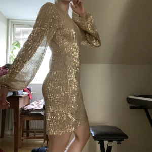 Klänning - Har tagit bort lappen men paljettklänning från NA-KD. Endast använd fåtal ggr, säljer då den tyvärr ej kommer till användning. Köparen står för frakten, skriv för fler bilder/frågor🫶