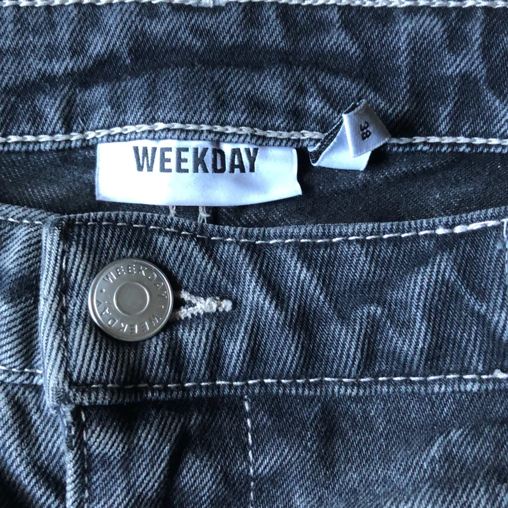 Unikt par gråa jeans köpta från Weekday! Org. 500kr🤍. Jeans & Byxor.