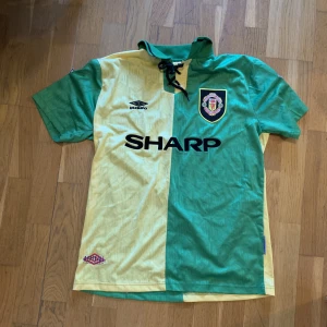 Cantona Tröja - Retro bortaställ Cantonatröja från 92/94. Väldigt skön och snygg med sin krage. Skriv för mer info/bilder!