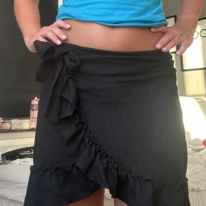 Kjol - Säljer denna jätte fina kjol som tyvärr är lite för liten för mig nu!💕