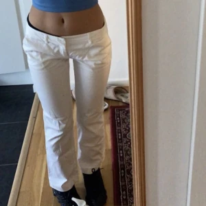 vintage vita tygbyxor - vintage tygbyxor från gamla zara kollektionen 2000-talet, lågmidjade och bootcut. Säljs endast då jag upplever de som lite för korta på mig😩tycker dessa formar kroppen jättefint och upplever att man får mer hips i de! fläck på benet som syns på bild 1