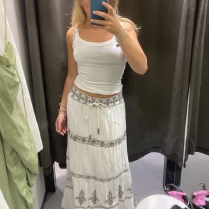 Långkjol - Vit långkjol aldrig använd! 