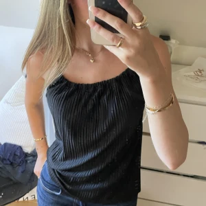 Ginatopp  - Fin Gina topp i svart fint material, nästan aldrig använd och hoppas den blir till mer nytta hos någon annan😁💞