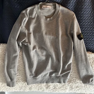 Stone Island sweatshirt  - Säljer min grå Stone Island sweatshirt i storlek S, den har varit använd 2 gånger. Köparen stor för frakten