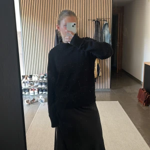 Svart stickad tröja  - Jätte fin svart stickad tröja! Säljer då den inte kommer till användning. Tröjan är i L men sitter som en S. Den är tajt i modellen. Den kostade 329 kr och är knappt använd. Den har lite högre krage vilket är superfint. 