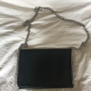 Väska med kedja - Säljer denna Stella McCartney liknande väska då den inte kommer till användning! Den är i superbra skick förutom en färgfläck på locket, men den syns inte🫶🏻