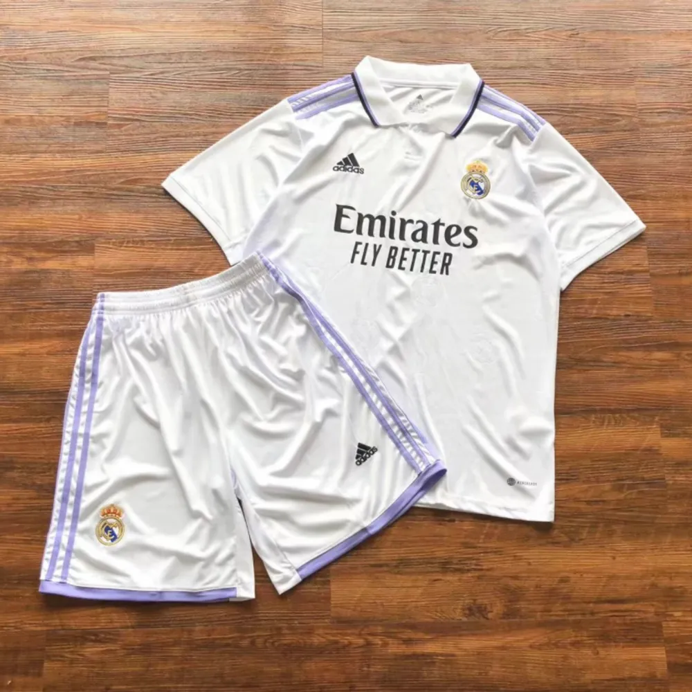 Jag säljer ett par nya Real Madrid T-shirts tillsammans med shorts för endast 659 kr. Leveransen tar ungefär 2 veckor. Eller så kan vi mötas upp i Västerås. Finns i alla storlekar. . T-shirts.