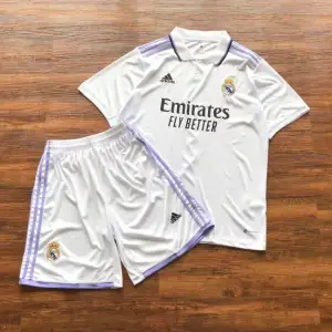 Jag säljer ett par nya Real Madrid T-shirts tillsammans med shorts för endast 659 kr. Leveransen tar ungefär 2 veckor. Eller så kan vi mötas upp i Västerås. Finns i alla storlekar. 