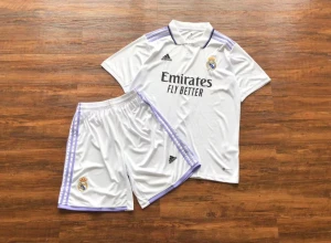 Real Madrid T-shirt - Jag säljer ett par nya Real Madrid T-shirts tillsammans med shorts för endast 659 kr. Leveransen tar ungefär 2 veckor. Eller så kan vi mötas upp i Västerås. Finns i alla storlekar. 
