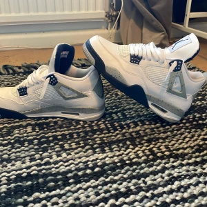 Jordan 4  - Hej jag säljer nu mina Jordan 4 för att dom va för små Storlek 44!