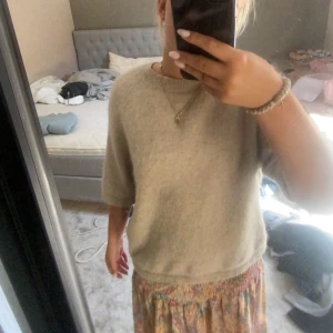 &otherstories tröja - Den populära snygga &otherstories tre kvarts tröjan, säljer då jag inte får någon använda av den längre. Orginal pris 600