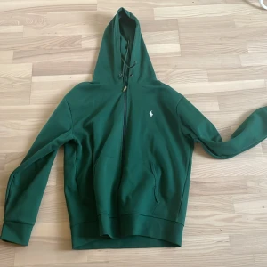 Grön polo ralph lauren kofta - Säljer denna pga att den ej passar längre. Storlek L. 
