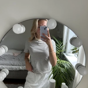 Randig t-shirt från cos  - Randig t-shirt från cos i storlek S. Tröjan är i bra skick och nypris är 290kr