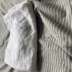 Baggy linen/trendy - Original pris var 250 på H&M Mobilia och säljer dom för det priset. Ifall ens storlek är över 38 så kanske passar det inte… det finns inte så bra stretch men samtidigt finns det. Men byxan är gjord för att passa denna storleken 38.