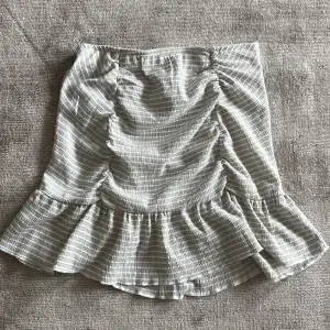 Säljer denna beige/gråa kjolen från ginatricot! Jättebra skick och är perfekt till sommaren!💗💗💗