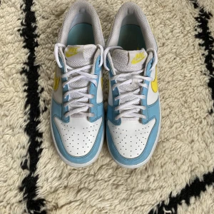 Simson dunks - Ett par riktigt fräscha dunks som är knappt använda för det blev för små. Skulle säga att det är 9/10. Pris kan diskuteras 