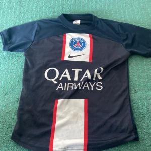 Fotbolls tröja psg mbappe - Ganska liten