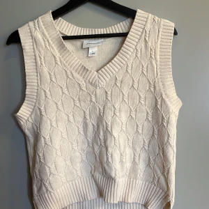 Stickad väst - Stickad väst från Monki, i storlek XS. Beige/ljusfärgad
