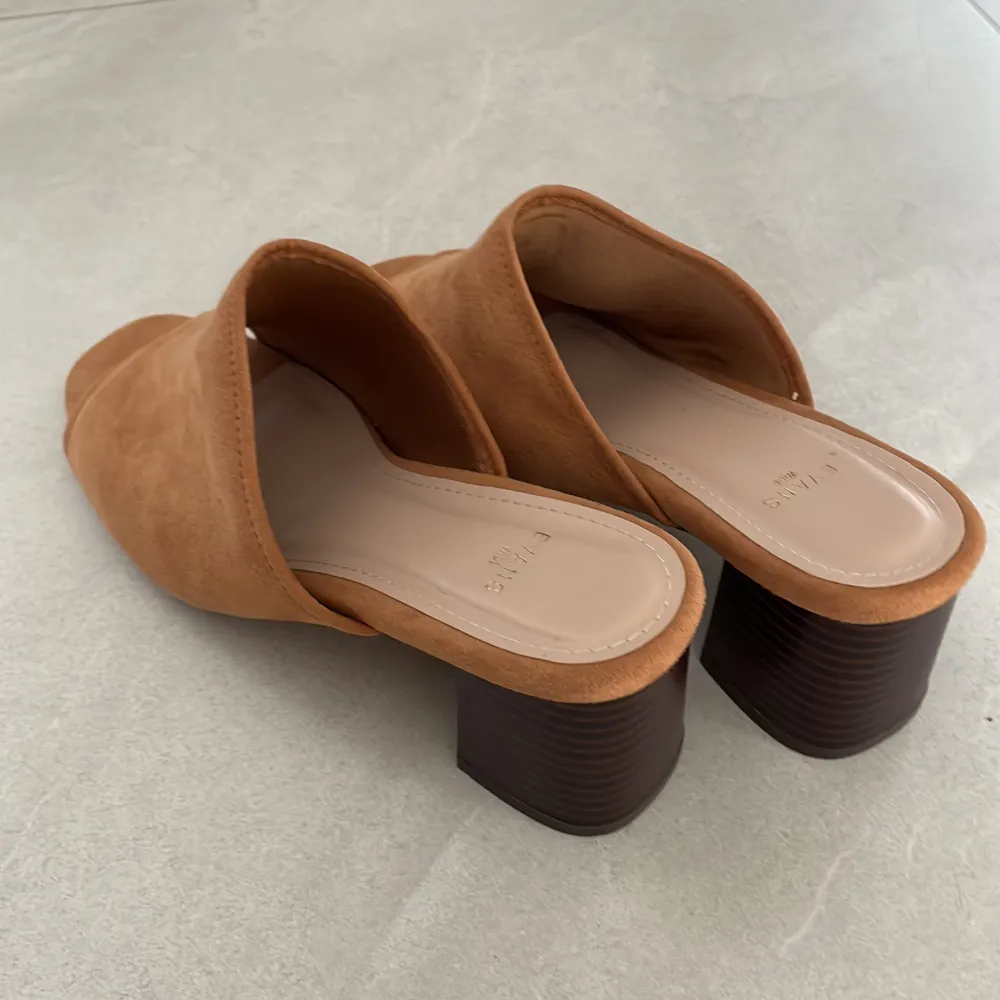 Sandaletter i brun mocka stl 39 för breda fötter. Endast provade . Skor.