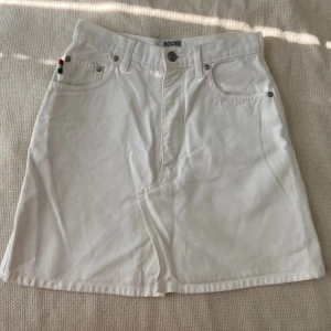 Vit Moschino kjol  - Storlek 42 men jag skulle säga att den är mer som en 38:a 